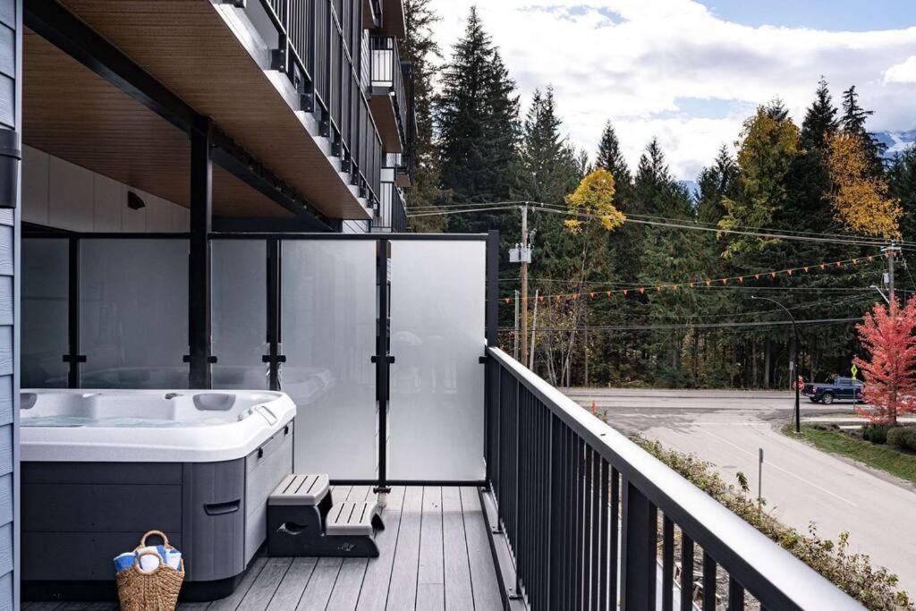 דירות Bluebird Daze By Revelstoke Vacations מראה חיצוני תמונה